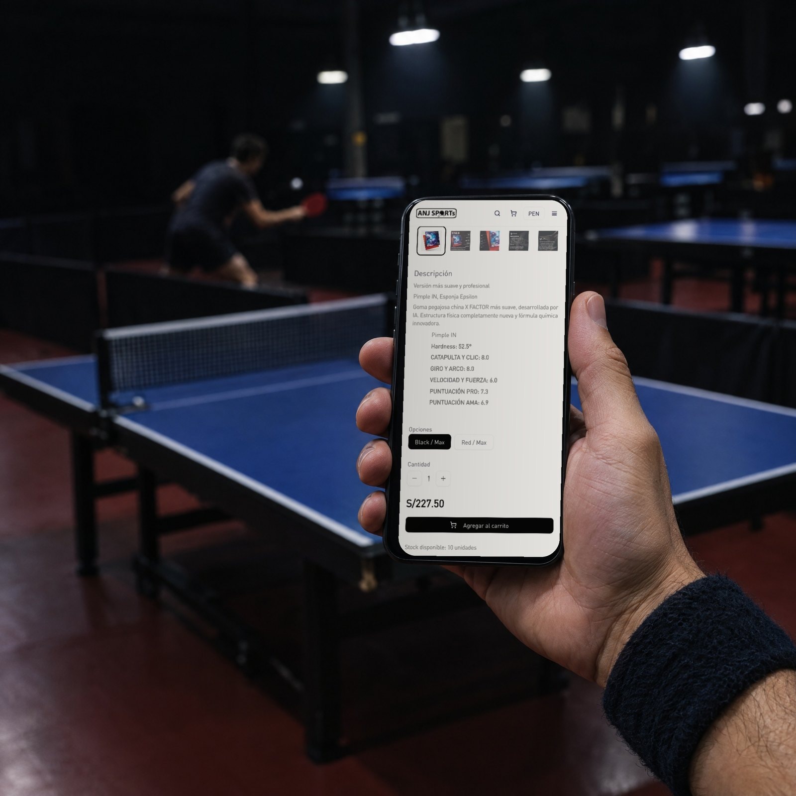 Una mano sostiene un celular en un club de tenis de mesa, con la ficha de una goma en anjsports.com: las opciones Black / Max y Red / Max, el precio y el stock