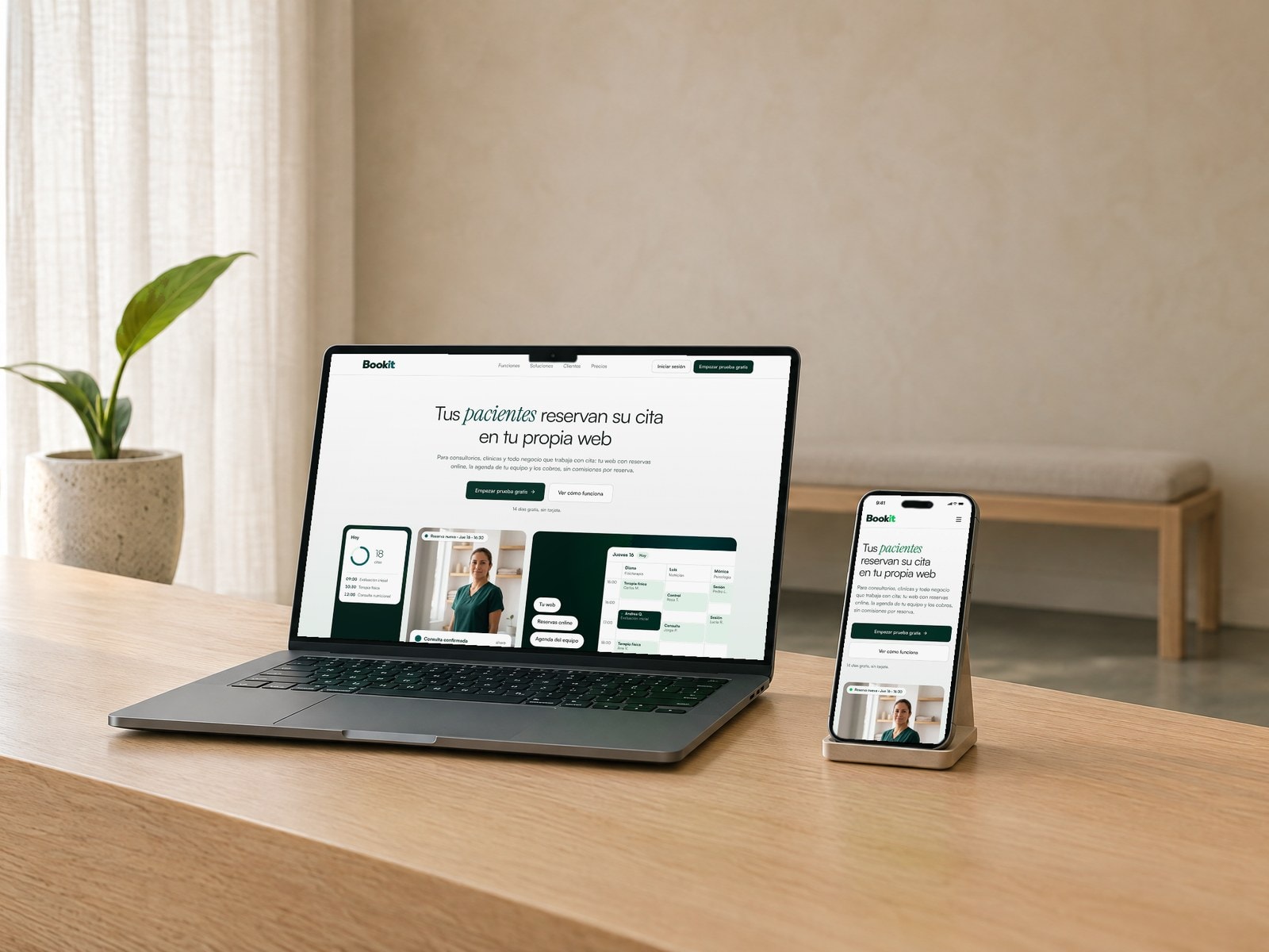 bookit.com.pe en una laptop y en el celular, sobre el mostrador de un consultorio