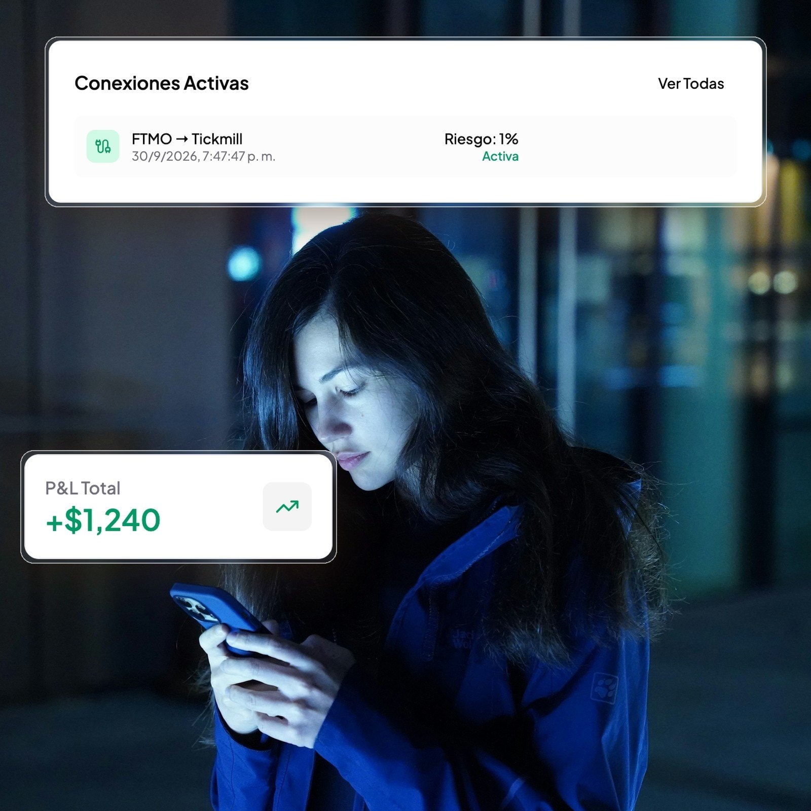 Una mujer con chaqueta azul mira su celular de noche en la ciudad; flotan a su lado tres tarjetas reales del panel de Feniz: P&L total +$1,240, la conexión FTMO → Tickmill activa y un win rate de 75 %