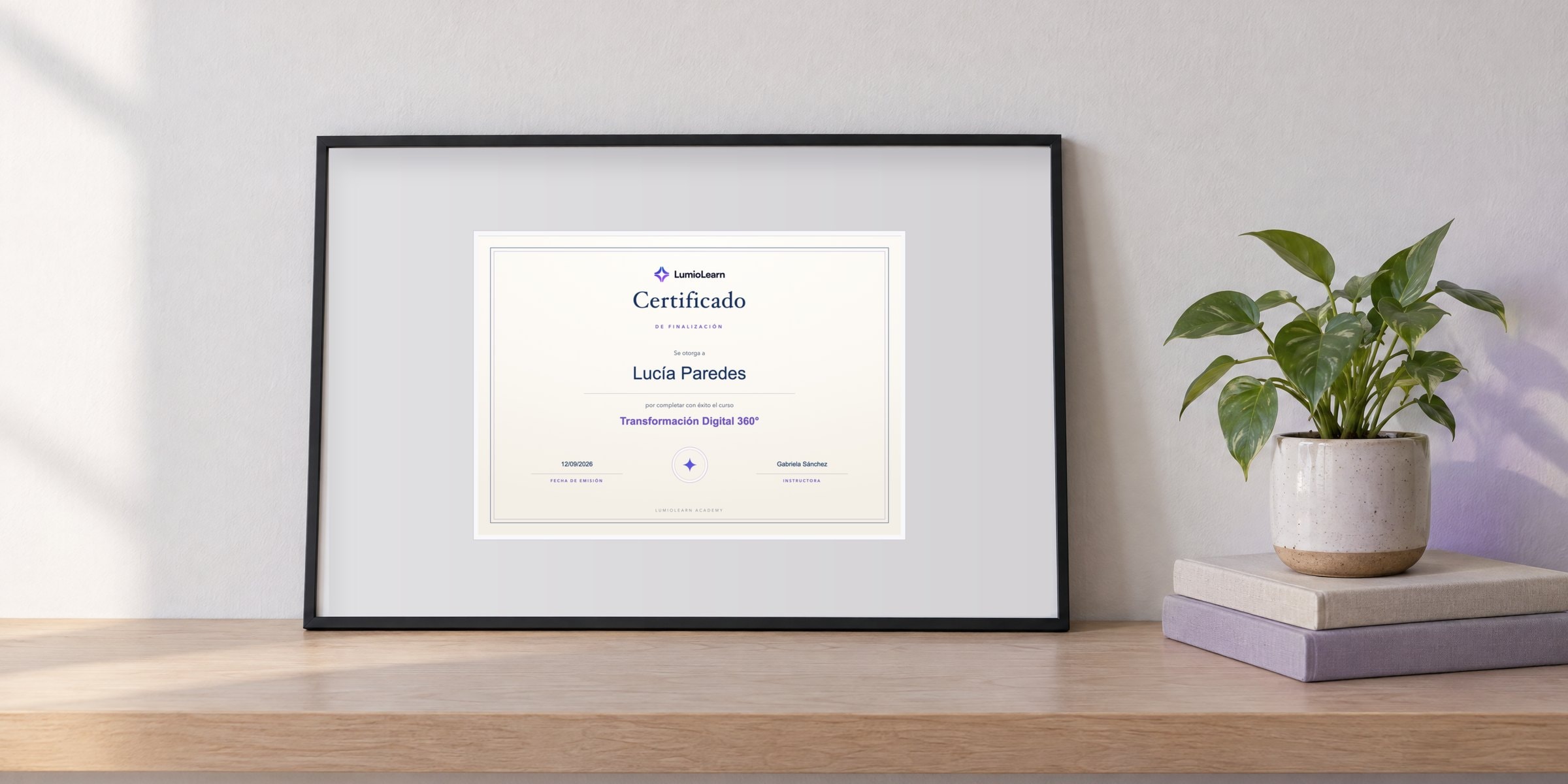 Certificado de LumioLearn Academy enmarcado sobre un estante