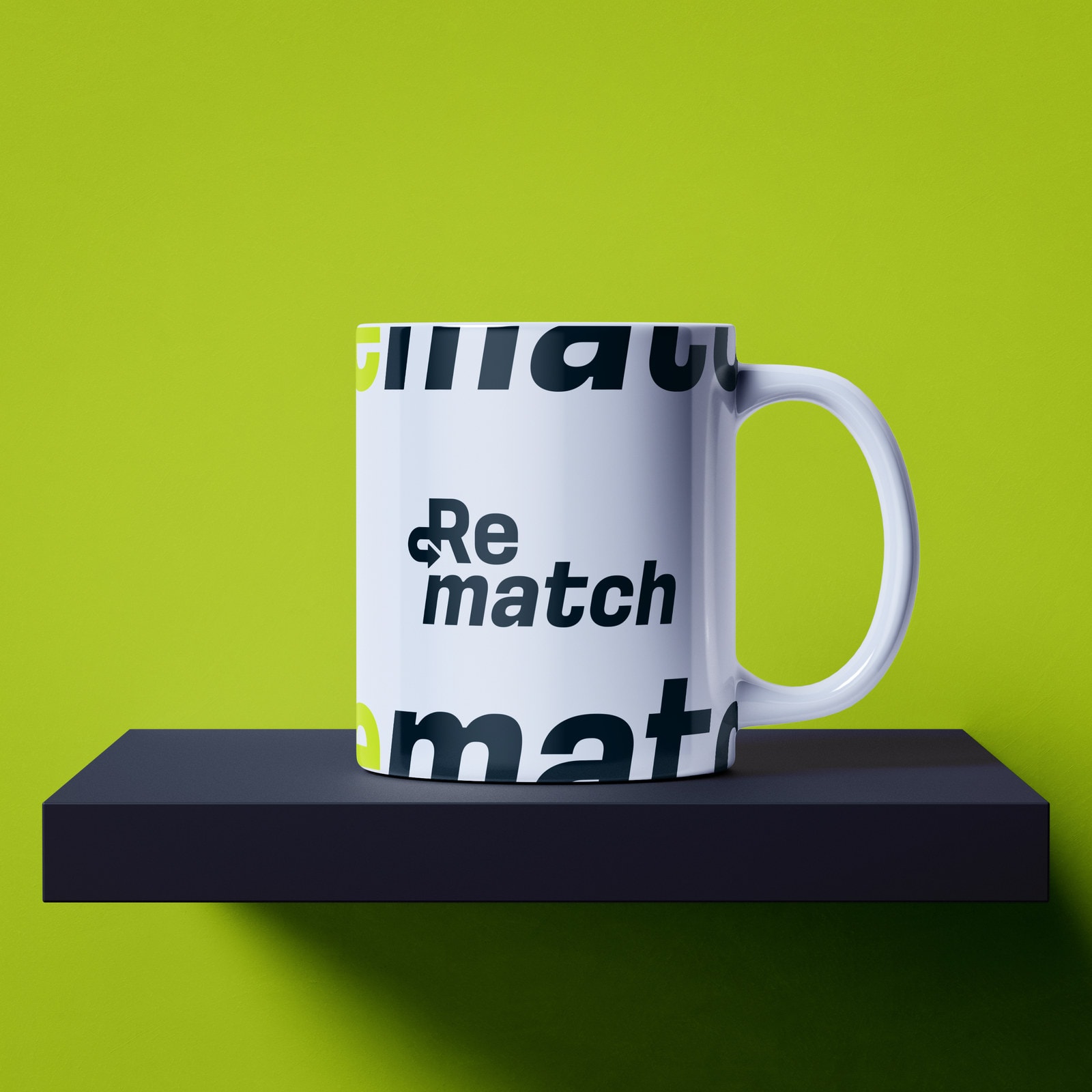 Maqueta de una taza con el logotipo secundario de Rematch