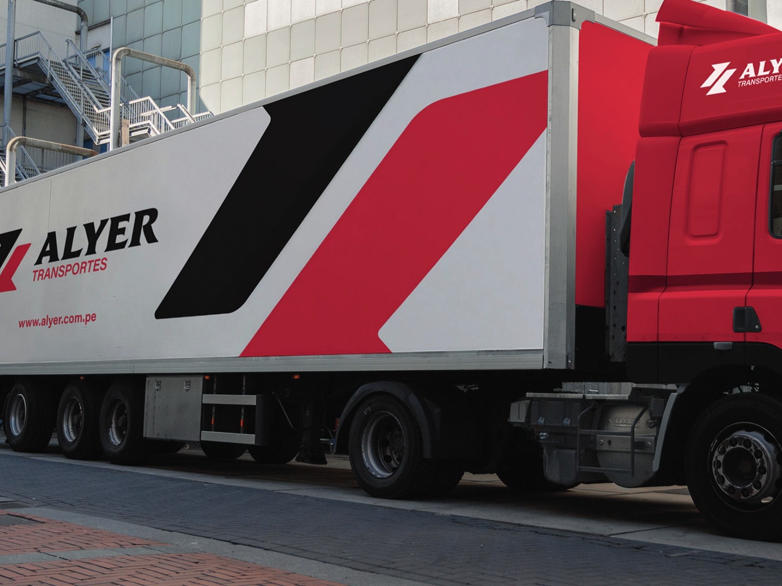 Tractocamión y semirremolque con la rotulación de Alyer Transportes