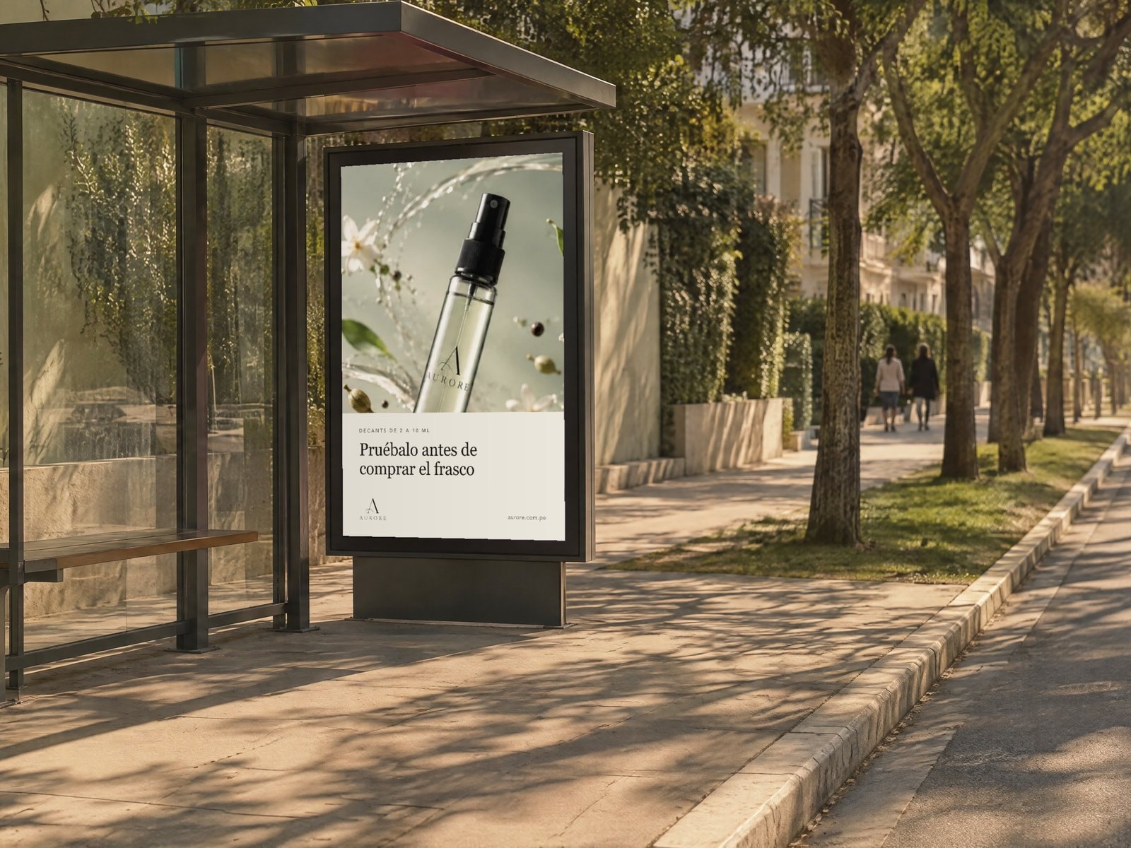 Mockup de un paradero en una avenida arbolada con el afiche de Aurore: «Pruébalo antes de comprar el frasco»