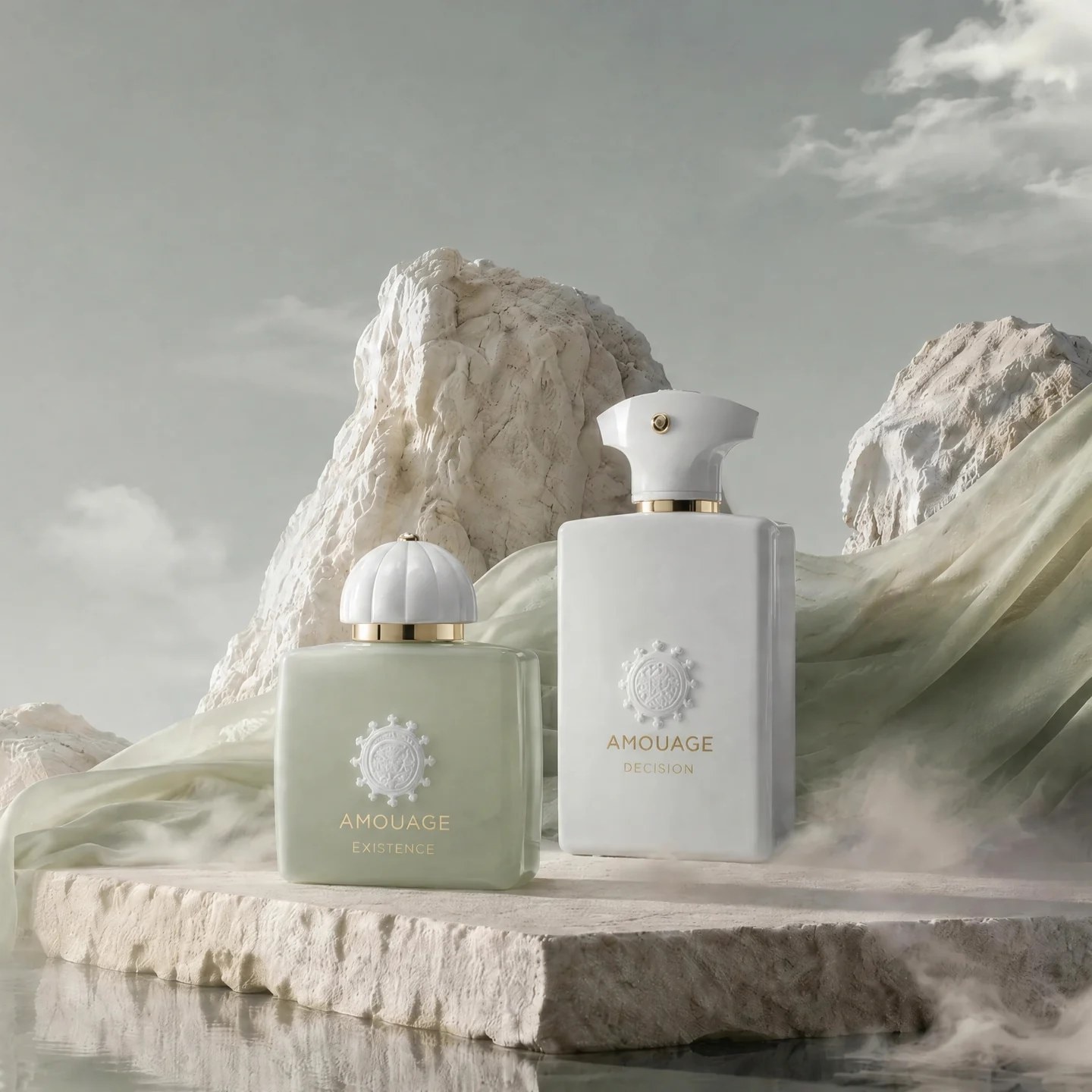 Dos frascos de Amouage, Existence y Decision, sobre una piedra blanca entre bruma y tela salvia: portada de aurore.com.pe