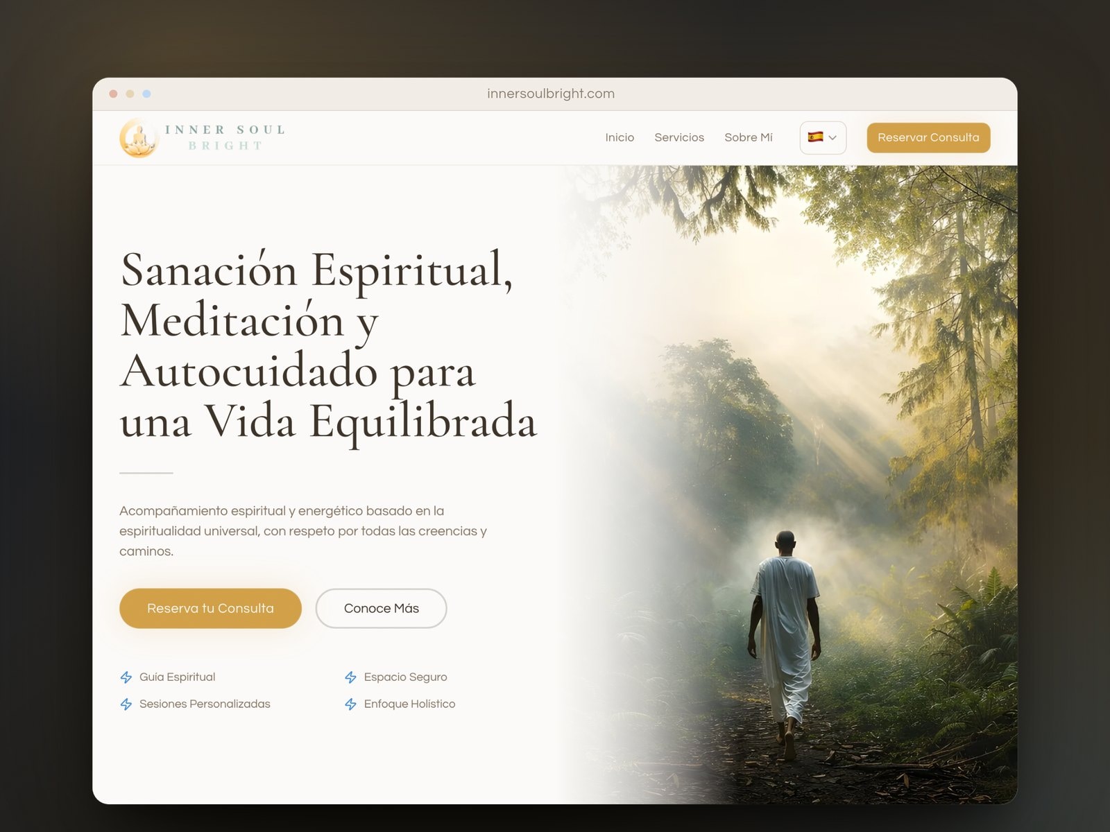 La portada de innersoulbright.com dentro de una ventana de navegador, con el titular «Sanación Espiritual, Meditación y Autocuidado» y una fotografía de bosque con niebla